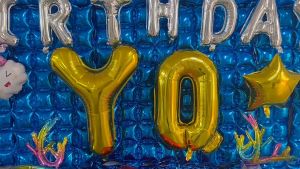 ชุดลูกโป่งช่อดอกไม้ DIY พร้อมดอกกุหลาบเดซี่ขนาดเล็กและบอลลูนฟิล์มอลูมิเนียมสำหรับตกแต่งปาร์ตี้วันแม่และวันวาเลนไทน์ธีมการ์ตูนวันเกิด