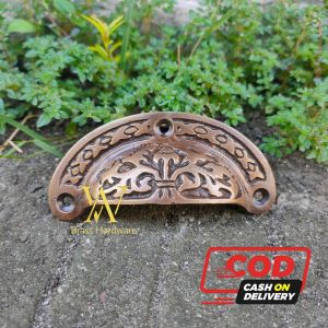 Tarikan Laci Kuningan Antik Motif Kerang Ukir 85 cm Antik 1 Pcs