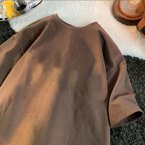 เสื้อยืดคอกลมแขนสั้นผ้าฝ้ายแท้ทรงหลวมสำหรับผู้ชาย ฤดูร้อน 2025 ใหม่ แขนสั้นสไตล์ฮ่องกง เทรนด์ใหม่ แบรนด์ INS ลายการ์ตูน