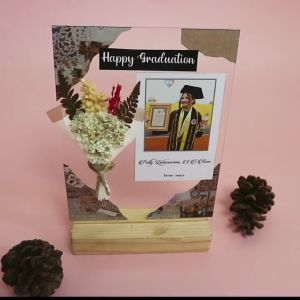 Kado Wisuda - Hadiah Ulang Tahun Graduation Acrilic Akrilik Stand Bunga Kering Custom Foto Nama yang Murah Hampers Acrilik