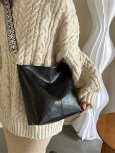 กระเป๋าถือทรงถังสไตล์เกาหลี ความจุขนาดใหญ่ สายสะพายไหล่กว้าง กระเป๋าสะพายข้างแบบสะพายข้างสำหรับฤดูร้อน กระเป๋าถือ PU ทรงสี่เหลี่ยมกลม