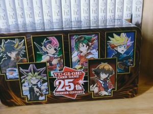 Hộp rỗng Megatin 25th Anniversary Tin: Dueling Heroes