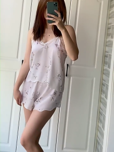 💐💐ชุดนอนลายดอกไม้ ชุดนอนผ้าซาตินสำหรับผู้หญิง 2 ชิ้น 2 สี เนื้อผ้าเรียบลื่น สวมใส่สบาย