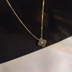kalung titanium rantai liontin clover bunga hitam