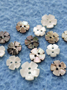 กระดุมหอยน้ำลึกสีดำลายสลักสองรูปสำหรับเสื้อเชิ้ตและเสื้อกันหนาว สไตล์ใหม่ แหล่งกำเนิดจีนแผ่นดินใหญ่