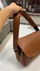 [Giao nhanh] Túi đeo chéo da không thấm nước kiểu trơn cỡ đại trung nắp gập 2 pat Plaine [Xu hướng thời trang]