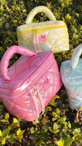 Nkshop พร้อมส่ง🌈𝐆𝐥𝐢𝐦𝐦𝐞𝐫👀💖. ݁₊ ⊹ กระเป๋าเครื่องสำอาง สีเมทาลิค ใบใหญ่ เล่นแสง✨ จุได้เยอะ มี 4 สี