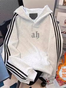 เสื้อสเวตเตอร์คอกลมแขนยาวทรงหลวมสไตล์อเมริกันสำหรับฤดูใบไม้ร่วงและฤดูหนาวสำหรับผู้ชายและผู้หญิง ผ้าฝ้ายแท้ 3 แถบ ทรงหลวม