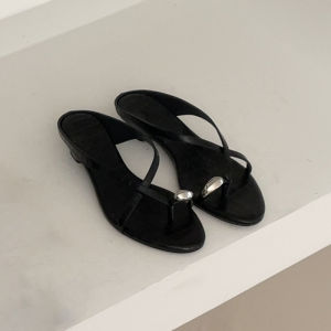 Rena Cenuoilla ฤดูร้อนสไตล์เกาหลี METALLIC BUCKLE Flip Flops สําหรับผู้หญิง True หนังแบนด้านล่างเปิดนิ้วเท้ารองเท้าแตะคลิป Toe