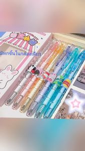 Stationery Sparkel ปากกาเนียม สีดำ ในร้านของที่ดินสอ แบบ CS ขนาด 0.5 มม. ที่มีคุณสมบัติแห้งไวและความเนียนไหลในการเขียน สามารถใช้งานได้อย่างราบรื่น มีคลิปแบบหยดกระจกที่มีลักษณะโปร่งใส และมีรูปแบบที่น่ารัก มีจำนวน 6 แท่งต่อกล่อง A018