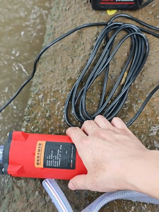 Máy bơm chìm nguồn 1 chiều dùng acquy 12vMáy bơm nước đa năng TOBOKI dùng pin 21v tưới tiêu cấp thoát nước bơm bể cá...