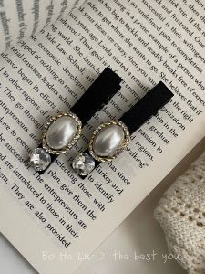 Retro Pearl Rhinestone Hair Clip: An Elegant & Stylish Accessory