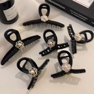 Kẹp tóc càng cua đính hoa trà nhụy châu trắng màu đen nhám thời trang cho nữ K206