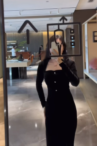 เดรสยาว ผ้ากำมะหยี่ สีดำ คอเหลี่ยม แขนยาว ทรงหางปลา แต่งลูกไม้ชายกระโปรง กระดุมหลอกกลางอก ชุดราตรี พร้อมส่ง #9336