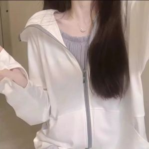 เสื้อคลุมกันแดดผ้าไหมน้ำแข็งมีฮู้ดสำหรับผู้หญิงในช่วงฤดูร้อนปี 2025 เสื้อคลุมกันแดดแบบบางระบายอากาศได้ดีสำหรับกลางแจ้ง