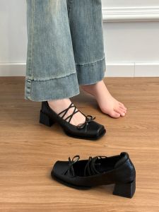 รองเท้าส้นสูงหัวเหลี่ยมสไตล์ฝรั่งเศสแบบย้อนยุคสำหรับผู้หญิง รองเท้าส้นหนาแบบผูกโบว์ รองเท้า Mary Janes หนังแท้ ทรงหัวมน รองเท้าแฟชั่น