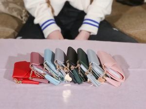 กระเป๋าสตางค์3พับสีพื้น สามเหลี่ยม แต่งพู่ห้อย มี 5 สี พร้อมรุ่นใหม่