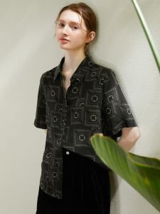 Miccbeirn | เสื้อเชิ้ตแขนสั้นผ้าไหมมัลเบอร์รี่พิมพ์ลายเรขาคณิตสไตล์วินเทจสำหรับผู้หญิง Miccbeirn ทรงตรง คอปก สไตล์ทำงาน