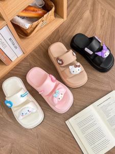 รองเท้าแตะส้นกลาง Sanrio สำหรับผู้หญิง ฤดูร้อน 2024 รองเท้าแตะชายหาดแบบสวมสบายสำหรับใส่ในบ้านและกลางแจ้ง รองเท้าแตะ EVA ส้นหนา