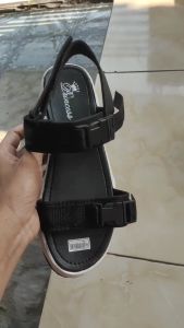 Sandal Gunung Tali Selop 2 Strap Casual Trendy Wanita Remaja Korean Style Outdoor Hitam Kombinasi Putih Sol Karet Tebal Empuk Lentur Anti Slip Terbaru Kekinian