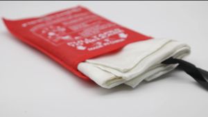 Calltou Fire Blanket for Safety: Fiberglass Safety Fire Fighting Prevention for Kitchen/Home/Factory/Fireplace/Grill/Car 1.0m x 1.0m 2PCS Pack MHT01