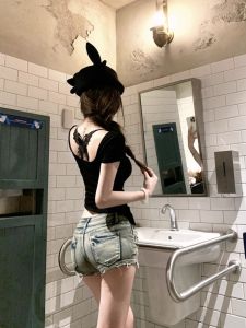 เสื้อยืดแขนสั้นผู้หญิง Pure Desire Hot Girl พร้อมแผ่นเสริมหน้าอก สายเดี่ยว คอวี ชุดสองชิ้น ชุดฤดูร้อน แขนสั้น คอวี