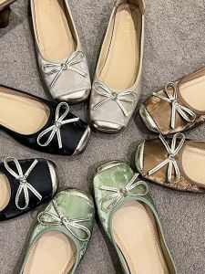 รองเท้าบัลเลต์หัวเหลี่ยมสไตล์จีนย้อนยุคขนาดใหญ่ รองเท้าส้นแบนแบบผูกโบว์ รองเท้าแฟชั่นสำหรับผู้หญิง รองเท้าหนัง PU ทรงหัวเหลี่ยม ส้นเตี้ย