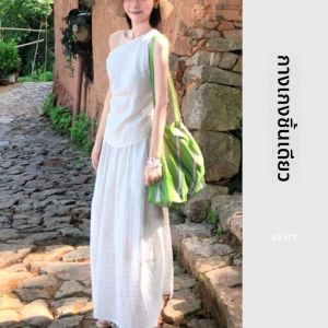 YUEZHONGWEI | เสื้อยืดแขนสั้นผู้หญิงสีขาวไม่สมมาตรสไตล์ฝรั่งเศส ทรงเข้ารูป ดีไซน์เก๋ไก๋ สำหรับฤดูร้อน เสื้อเปิดไหล่