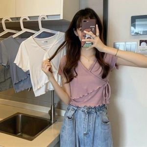 เสื้อยืดผู้หญิงทรงเข้ารูปคอวีแขนสั้นสไตล์เกาหลีฤดูร้อน 2022 ทรงเข้ารูป แขนสั้น คอวี ผูกโบว์ ดีไซน์คลื่น แฟชั่นเสื้อผ้าทำงาน