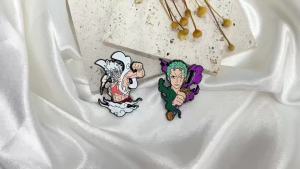 Bandai | Anime Zoro Sáng Tạo Thổ Cẩm Thoáng Mát Men Pin Cho Ba Lô Quần Áo Mũ Huy Hiệu Kim Loại Cosplay Phụ Kiện Quà Tặng Cho Người Lớn