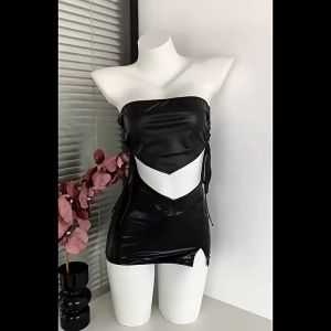 Hormones🖤🖤สไตล์เซ็กซี่ เสื้อผ้าสำหรับไนท์คลับ ทูพีช สีดำ เกาะอก+ชุดสั้น กระชับและเพรียวบาง โชว์เอวข้องกาย ใส่สบาย