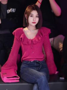 เสื้อสเวตเตอร์ถักสีชมพูอ่อนสำหรับผู้หญิง ฤดูใบไม้ร่วง 2023 ทรงหลวมๆ สไตล์หวานๆ คอตั้ง เส้นใยโพลีเอสเตอร์