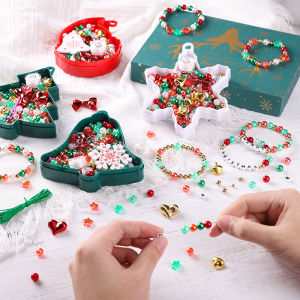 ชุดลูกปัดสำหรับกำไล DIY พวงกุญแจเครื่องประดับของขวัญคริสต์มาสงานฝีมือชุดลูกปัดถุงเท้าต้นไม้คริสต์มาสเกล็ดหิมะซานตาคลอสเกล็ดหิมะสีสันสดใส