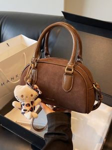 กระเป๋าสะพายข้าง PU ทรงสี่เหลี่ยมแบนสไตล์วินเทจสำหรับผู้หญิง ฤดูใบไม้ร่วง 2024 กระเป๋าสะพายข้างทรงสี่เหลี่ยมแบนแบบอเนกประสงค์สำหรับเดินทาง กระเป๋าถือแบบมีซิป