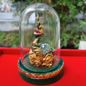 ครอบแก้ว พญานาค พร้อมลูกแก้ว เสริมโชคลาภ มี 5 สี เขียว ขาว ทอง แดง ดำ บูชาหน้ารถ โต๊ะทำงาน ในร้านค้า หิ้ง ขนาดสูง7.5 ฐาน10.5cm. องค์พญานาค4 ซม.