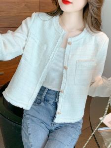 เสื้อแจ็คเก็ตสั้นสีขาวสไตล์ฝรั่งเศสสำหรับผู้หญิง ฤดูใบไม้ร่วง 2025 ใหม่ ขนาดเล็ก ขอบขน แฟชั่นสตรีท ทรงเข้ารูป ปกโปโล กระดุมเดียว