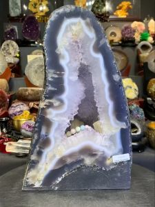 agate blue lace clear amethyst geode and calcite together 里里外外都是方解石🥰 幸运之石🔮火形🔥 💯天然紫水晶洞  双色玛瑙边 接了很多方解石花、方解石块&绿幽灵👍满满的共生能量🧲 鲨鱼嘴洞口💰 晶牙透亮 钛晶母矿共生👍 洞里还有两颗大方解石✅   高height: 32cm  宽width: 20cm x 15.5cm   洞hole: 6.5cm  重weight: 12.4kg  (如定制实木底座另加RM60/pc) 📍Jo