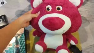 Ba lô đeo vai thiết kế chú gấu Dâu Lotso Disney vải lông đáng yêu mini dành cho bé gái bé trai Trùm Sỉ Gia Thành