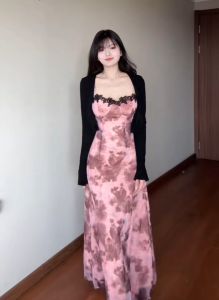 เซ็ต2ชิ้น เดรสยาวสีชมพู สายเดี่ยวพิมพ์ลาย คอแต่งลูกไม้ กระโปรงทรงเอ ผ้าหนา(ไม่มีซับใน) แถม!เสื้อคลุมแขนยาวสีดำ #9223