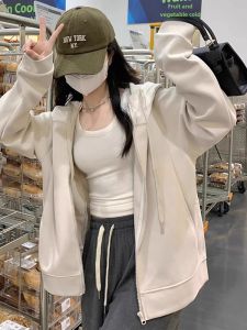 เสื้อสเวตเตอร์มีฮู้ดสีชานมเสื้อคาร์ดิแกนมีซิปโอเวอร์ไซส์สำหรับผู้หญิงเสื้อตัวนอกบุขนกำมะหยี่หนาพิเศษแมทช์ลุคง่ายสำหรับฤดูใบไม้ร่วงและฤดูหนาวสไตล์ชิวๆ