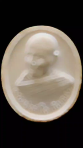 พระรูปเหมือนหลวงพ่อลำใย สัญญโม พิมพ์รูปไข่ หันข้าง เนื้อผงสีขาวและสีชานหมาก ปี พ.ศ. 2547