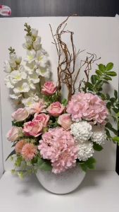 แจกันดอกไม้ประดิษฐ์ (ขนาดใหญ่) สไตล์วินเทจ สีชมพู ผสมดอกไฮเดรนเยียและช่อดอกดีลฟิเนียม ขนาดกลาง ตกแต่งห้องประชุมหรูหรา (30x50x70cms)