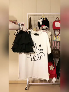 T-Shirt Wanita Lengan Pendek Ukuran Besar - Motif Kucing Kartun & Tulisan Keren Katun Tipis Bernapas Premium Desain Streetwear Korea Longgar Slim Fit Tren Musim Panas 2025 Ukuran besar Womens Clothing Manis dan imut Modis Kerah bulat Tops