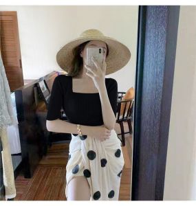 เสื้อยืดคอเหลี่ยมแขนสั้นทรงสลิมฟิตสไตล์ฝรั่งเศสย้อนยุค แขนยาวปานกลาง คอเหลี่ยม ผ้าโมดอล เสื้อผ้าผู้หญิง ฤดูร้อน 2025