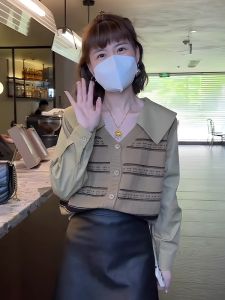 เสื้อเชิ้ตคอวีลายทางทรงสลิมฟิตแขนยาวสำหรับผู้หญิง เสื้อเชิ้ตแฟชั่นฤดูใบไม้ร่วงและฤดูหนาว ดีไซน์ใหม่ เสื้อเชิ้ตสไตล์ฝรั่งเศส