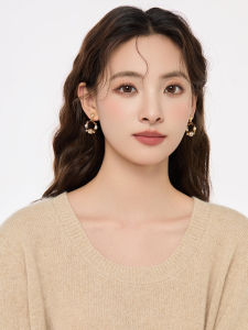 Autumn Winter Crystal Pearl Ear Cuffs Unpierced Mosquito Coil Tray Earrings for Women Vintage Court Style Geometric Pattern