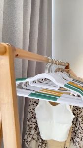 ไม้แขวนเสื้อ มียาง กันลื่น ไม้แขวนผ้า มี 4 สี ตะขอหมุนได้ 360 องศา ไม้แขวน