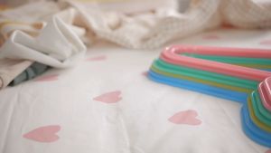 630 - Gantungan Baju Anak Premium isi 8 pcs Warna Warni Hanger Plastik Tebal Fleksibel Aman