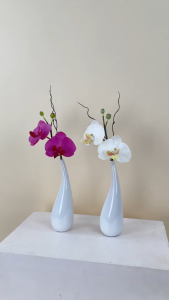 แจกันดอกไม้ปลอม ดอกกล้วยไม้จัดในแจกันเซรามิค