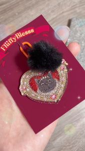 พวงกุญแจอะคริลิคกากเพชรลายสัตว์เลี้ยงแสนน่ารัก พร้อมเจ้าก้อนขนฟูนุ่ม ขนาด 5 cm - Keychain (น้องแมวดำ)